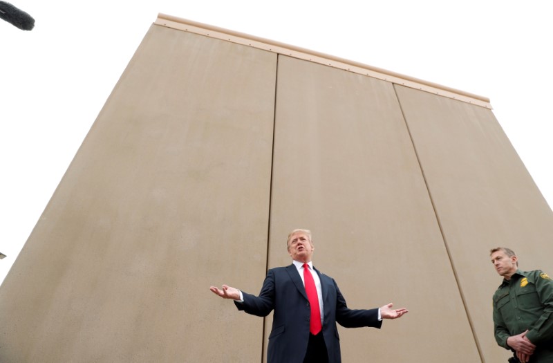 © Reuters. U.S. President Trump participates in tour of U.S.-Mexico border wall prototypes near Otay Mesa Port of Entry in San Diego, California