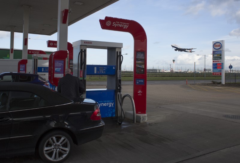 © Reuters. FILE PHOTO: A man fills his car with fuel at an Esso service station at Heathrow airport