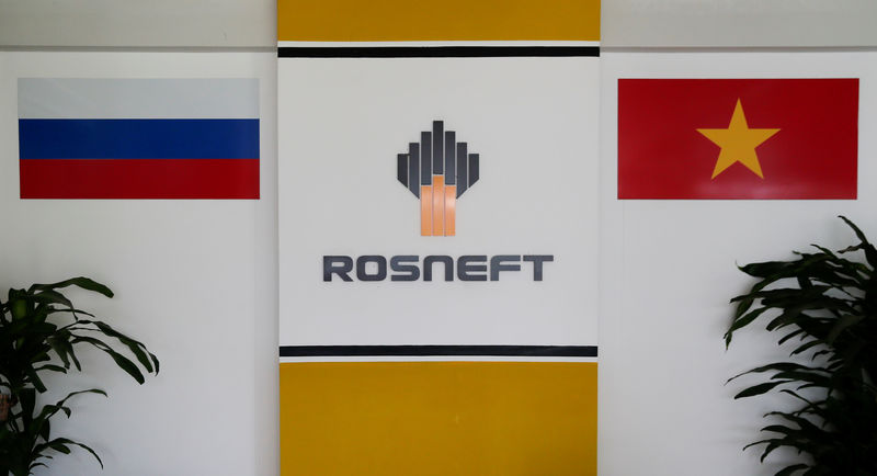 © Reuters. FILE PHOTO: The logo of Russia's oil company Rosneft is pictured at the Rosneft Vietnam office in Ho Chi Minh City