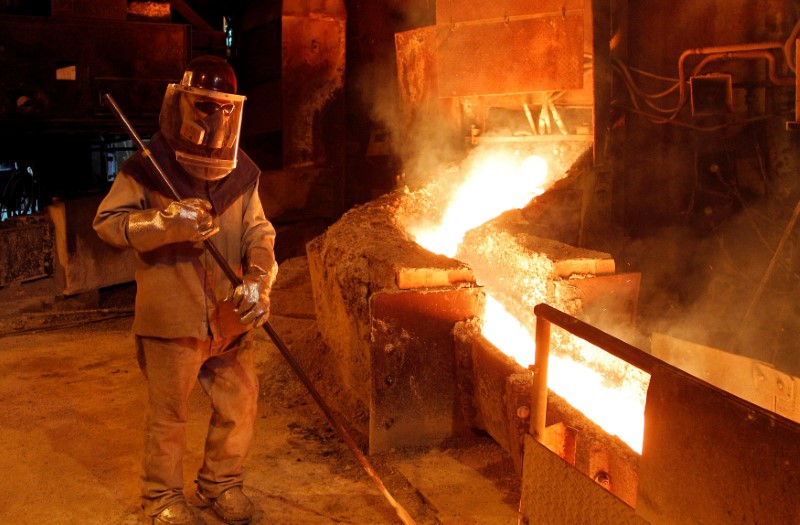 © Reuters. FILE PHOTO: A worker monitors a process inside the plant at the copper refinery of Codelco Ventanas in Ventanas