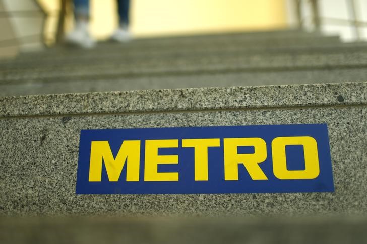 © Reuters. German retailer Metro AG sign is seen on the steps of their headquarters in Duesseldorf
