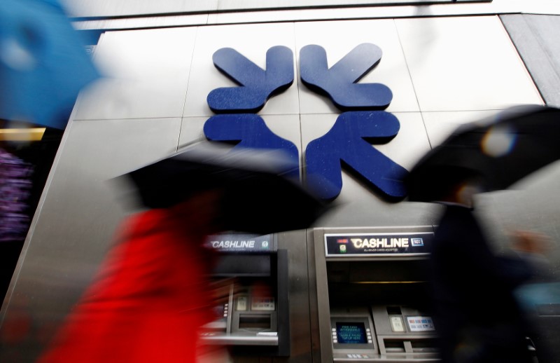 © Reuters. FILE PHOTO: Morning commuters walk past a branch of RBS in London