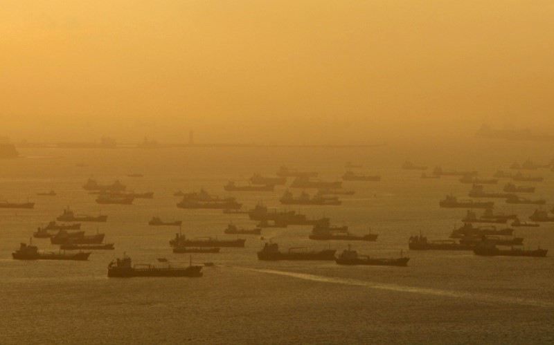 © Reuters. FILE PHOTO: Shipping vessels and oil tankers line up on the eastern coast of Singapore