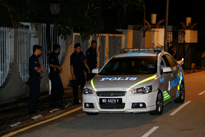 © Reuters. رئيس وزراء ماليزيا مهاتير: لدى الشرطة "أسباب كافية" لتفتيش منزل نجيب