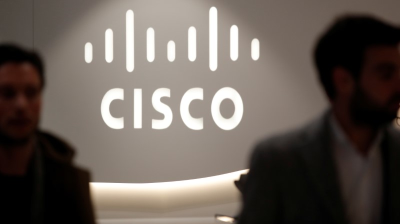 © Reuters. Логотип Cisco Systems в штаб-квартире компании в городе Исси-ле-Мулино, Франция