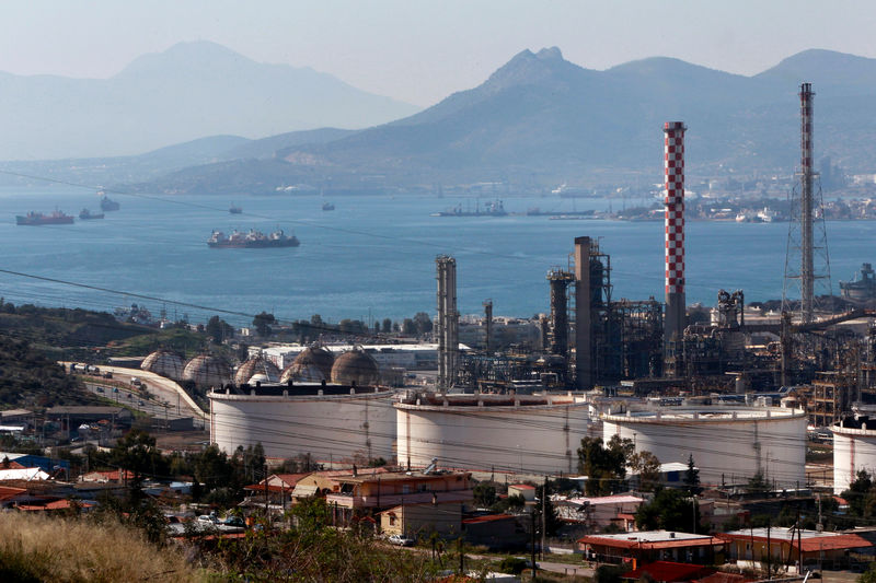 © Reuters. FILE PHOTO: A general view of the Hellenic Petroleum refineries is seen at Aspropyrgos town, west of Athens, Greece