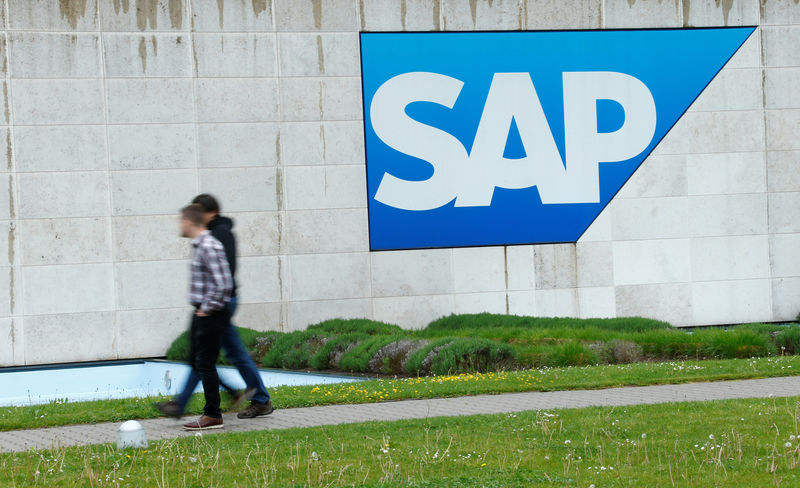 © Reuters. FILE PHOTO: The logo of German software group SAP is pictured at its headquarters in Walldorf