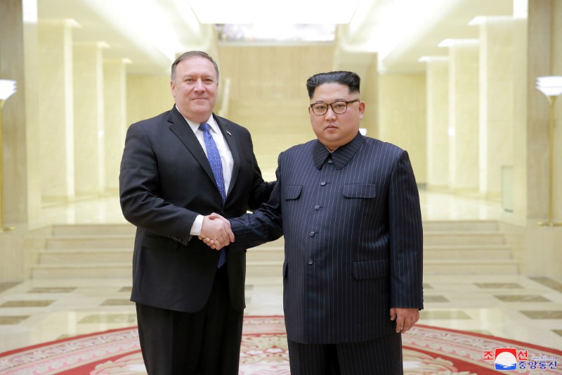 © Reuters. Líder norte-coreano, Kim Jong Un, e secretário de Estado dos EUA, Mike Pompeo