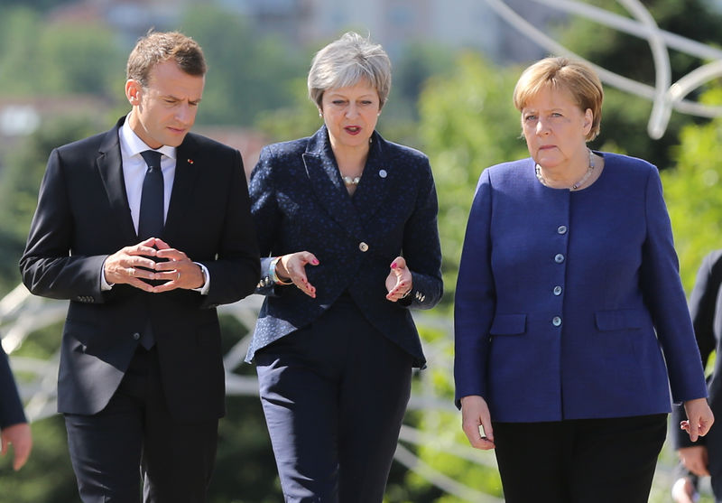 © Reuters. Presidente francês, Emmanuel Macron, premiê britânica, Theresa May, e chanceler alemã, Angela Merkel, em Sófia