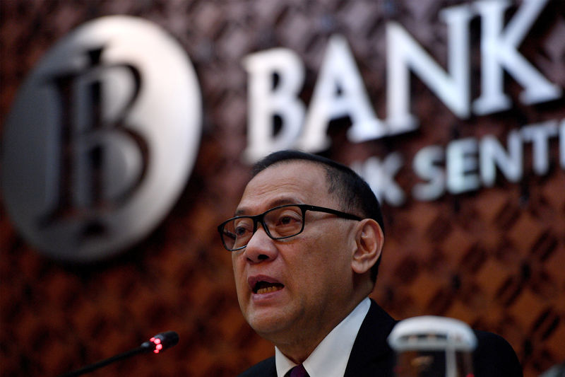 © Reuters. Bank Indonesia governor Agus Martowardojo speaks during a briefing at the bank's headquarters in Jakarta