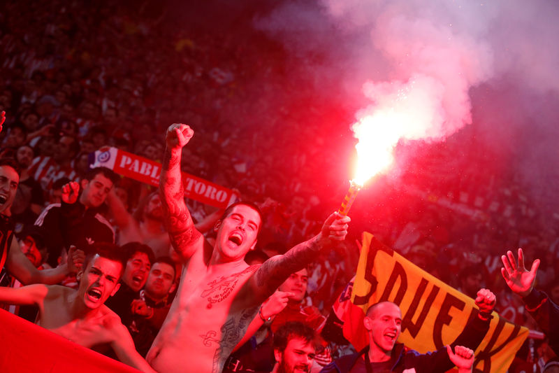 © Reuters. La UEFA acusa al Atleti de 'comportamiento racista' y de lanzar bengalas