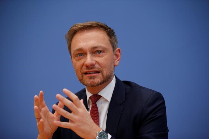 © Reuters. Leader of the Free Democratic Party (FDP) Christian Lindner addresses a news conference in Berlin