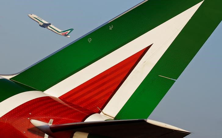 © Reuters. An Alitalia passenger aircraft takes off at Fiumicino International Airport in Rome