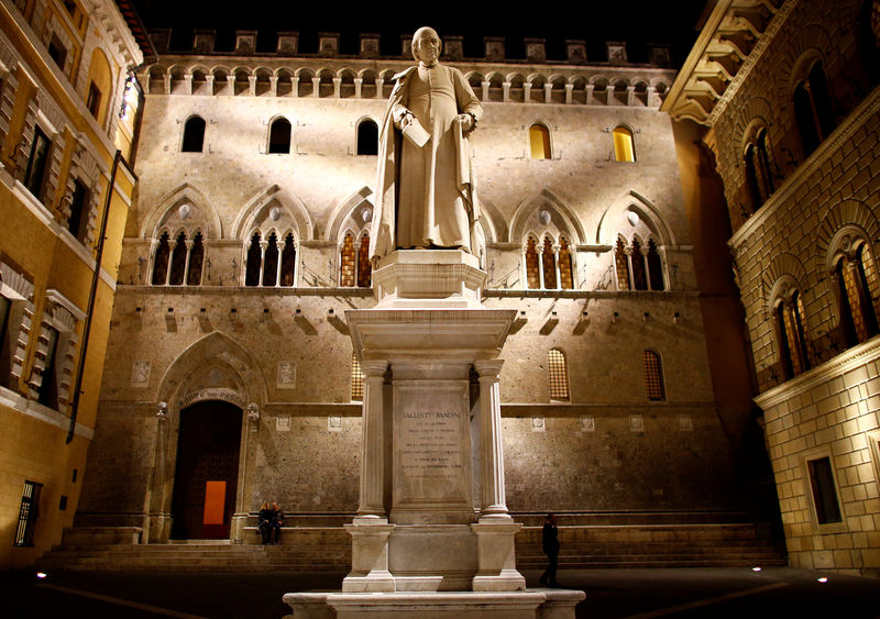© Reuters. FILE PHOTO: The entrance of Monte dei Paschi bank headquarters is seen in downtown Siena