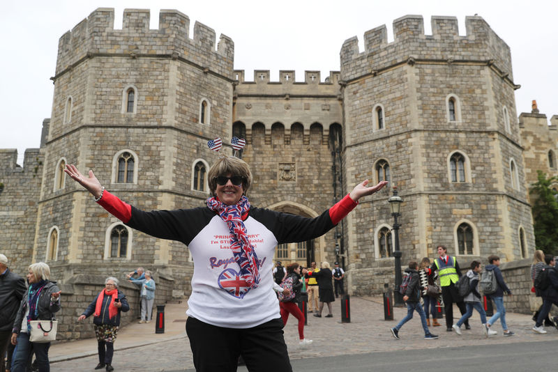 © Reuters. Norte-americana Donna Werner à frente do castelo Windsor para casamento real