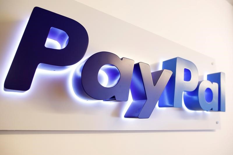 © Reuters. FILE PHOTO: The PayPal logo is seen at a high-tech park in Beersheba