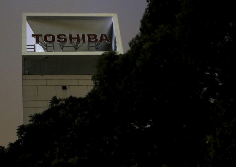 © Reuters. Logo da Toshiba em sua sede em Tóquio, Japão