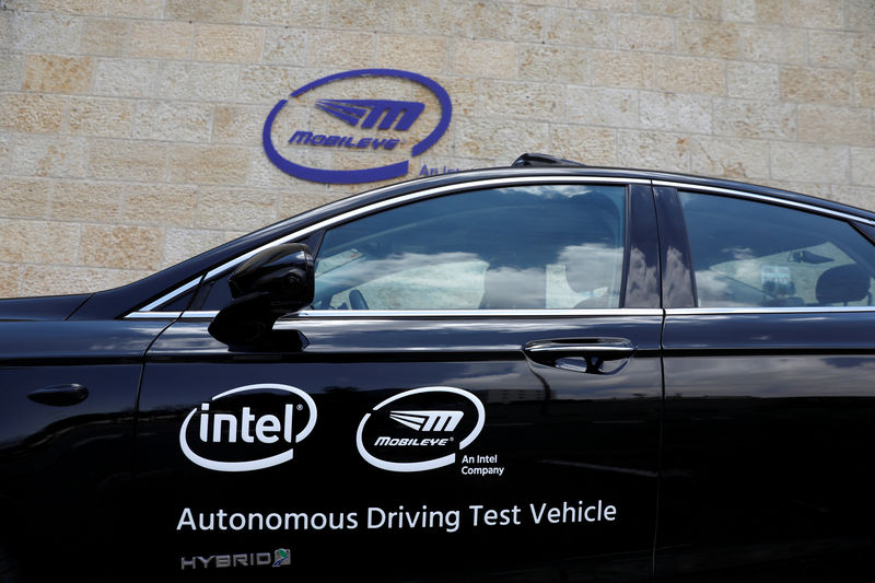 © Reuters. Vista do veículo de teste de direção autônoma da Mobileye em Jerusalém