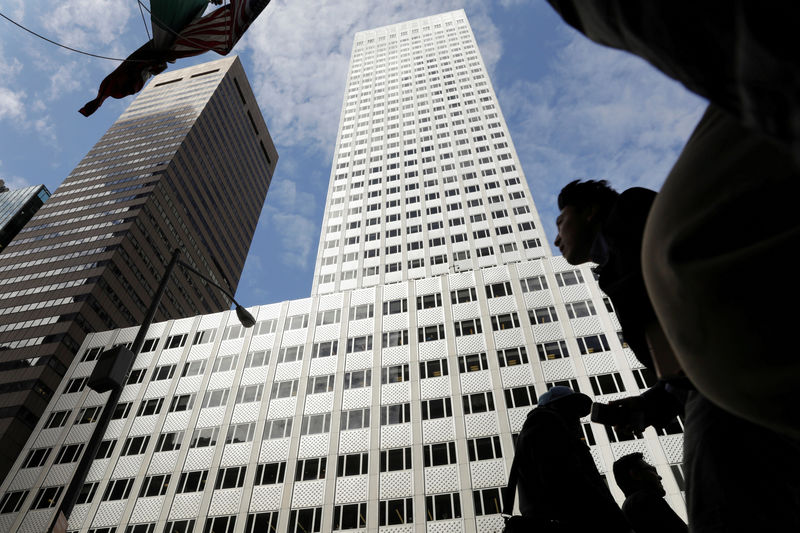 © Reuters. FILE PHOTO: The building at 666 Fifth Avenue owned by Kushner Companies rises above pedestrians in New York
