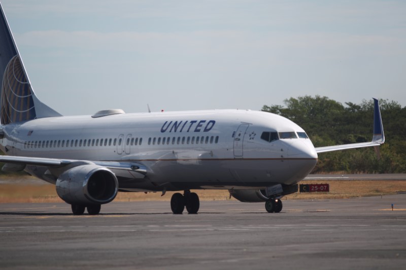 © Reuters. A United Airlines aircraft is seen at the Monsenor Oscar Arnulfo Romero International Airport in San Luis Talpa