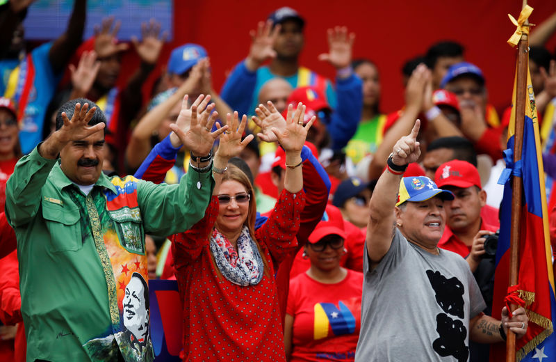 © Reuters. Comício de Maduro com presença de Maradona em Caracas