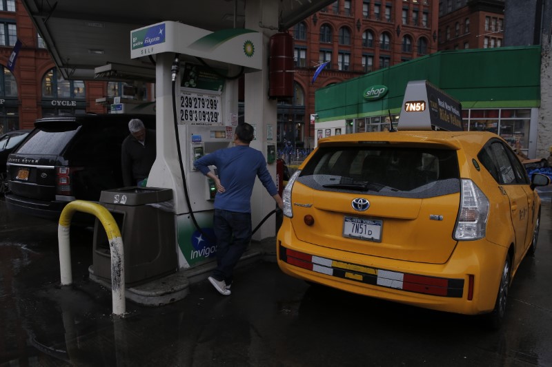 © Reuters. FILE PHOTO: Patrons fill their cars at a BP gas station in the Manhattan borough of New York
