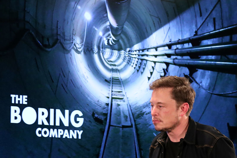 © Reuters. Elon Musk arrives to speak at Boring Company community meeting in Bel Air, Los Angeles
