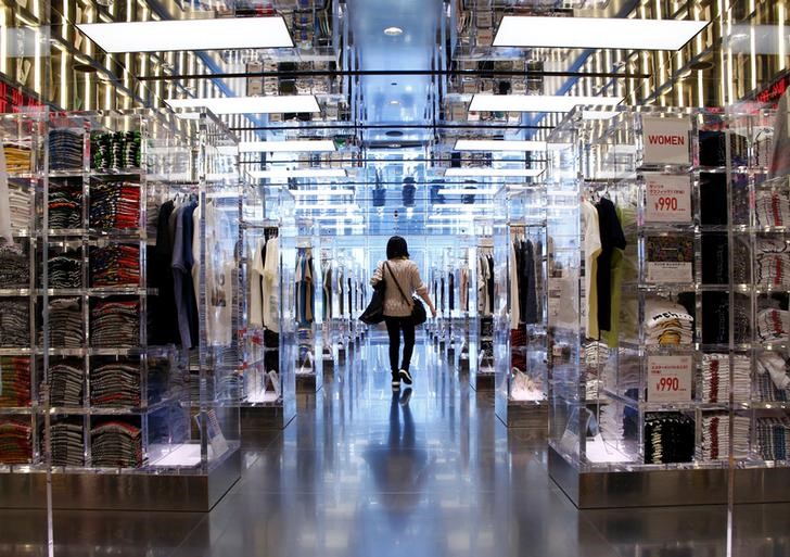 © Reuters. A woman looks at clothes at a Fast Retailing's Uniqlo store in Tokyo