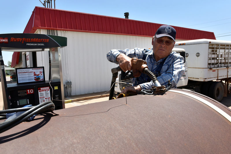 © Reuters. Farmer Gerald Wolff pumps diesel fuel into a fuel tank to take it back to his farm in Harper, Kansas