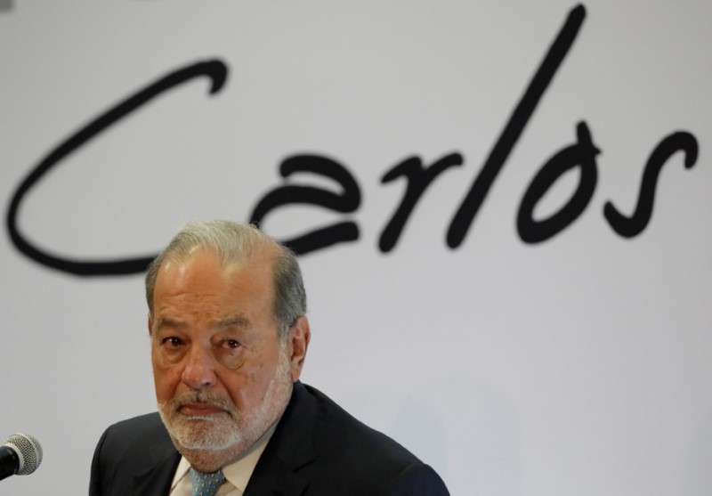 © Reuters. Mexican billionaire Carlos Slim looks on during a news conference in Mexico City