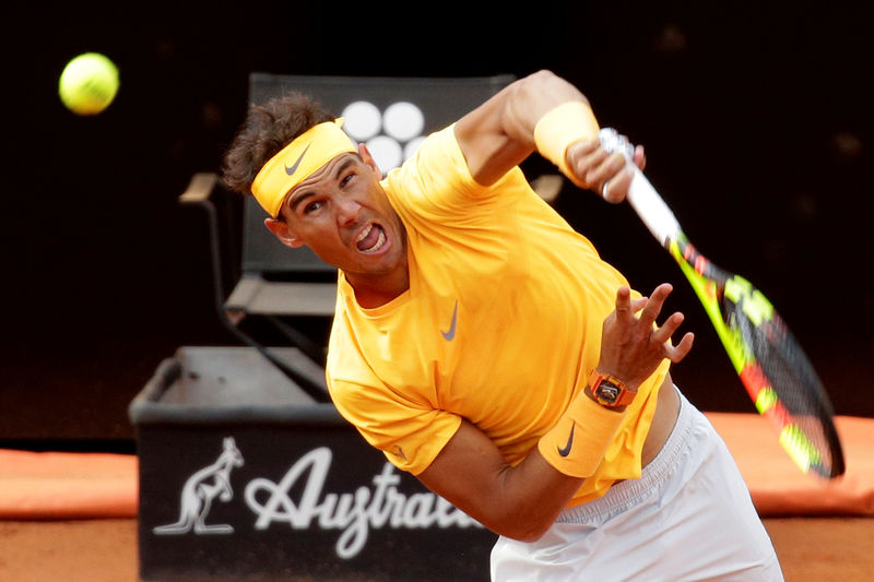 © Reuters. Nadal y Djokovic avanzan a cuartos en Roma, Del Potro se retira por lesión