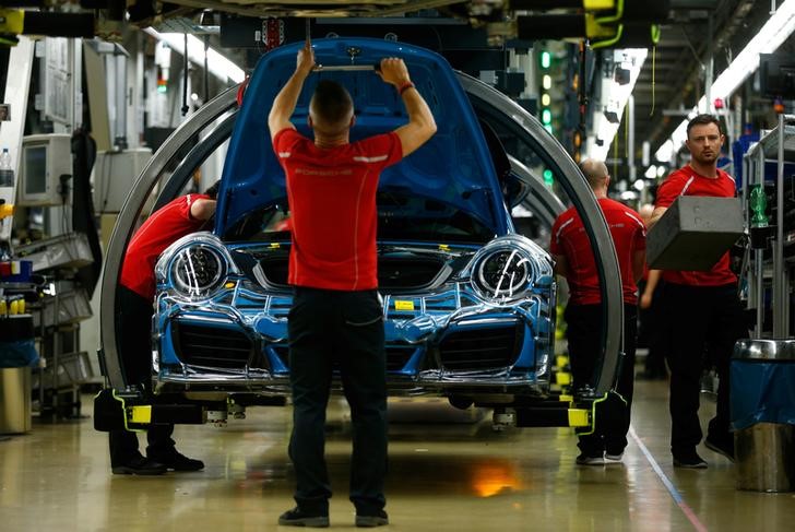 © Reuters. Employees of German car manufacturer Porsche assemble sports cars at the Porsche factory in Stuttgart-Zuffenhausen