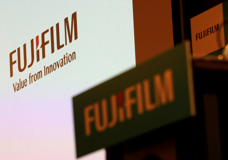 © Reuters. FILE PHOTO: Fujifilm Holdings' logos are pictured ahead of its news conference in Tokyo