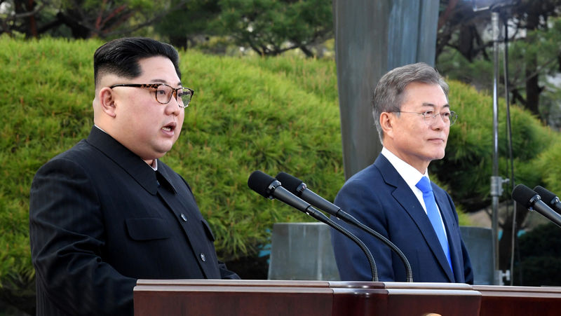 © Reuters. North Korean leader Kim Jong Un and South Korean President Moon Jae-in deliver a statement at the truce village of Panmunjom