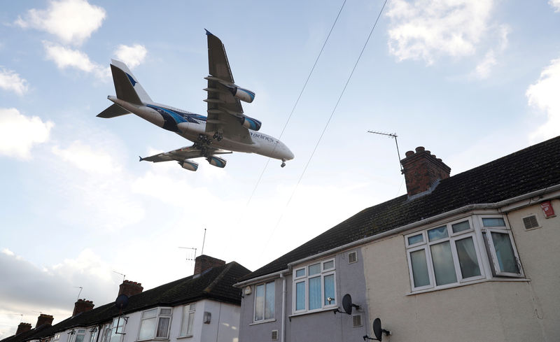 © Reuters. FILE PHOTO: A Malaysia Airlines Airbus A380 passes over homes as it comes into land at Heathrow Airport, London