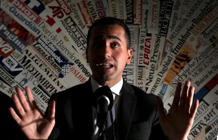 © Reuters. FILE PHOTO: Anti-establishment 5-Star Movement leader Luigi Di Maio gestures during a news conference at the Foreign Press Club in Rome