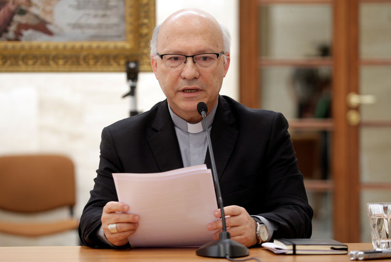 © Reuters. Bispo chileno Luis Fernando Ramos Perez lê comunicado após encontro com papa Francisco no Vaticano