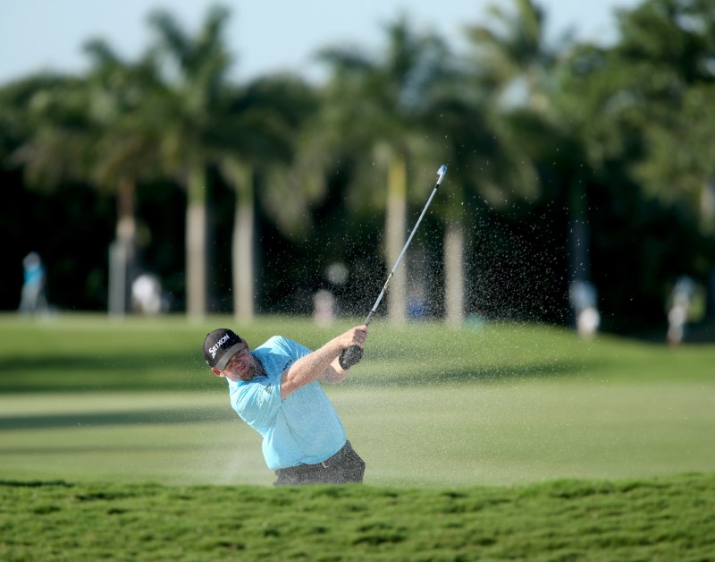 © Reuters. Golfista em campo do Trump National Dora Golf Club