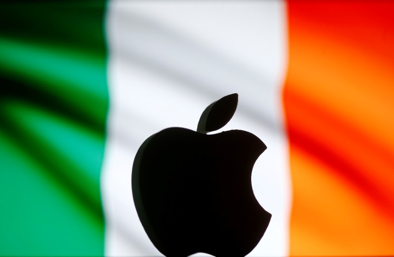 © Reuters. A 3D printed Apple logo is seen in front of a displayed Irish flag in this illustration