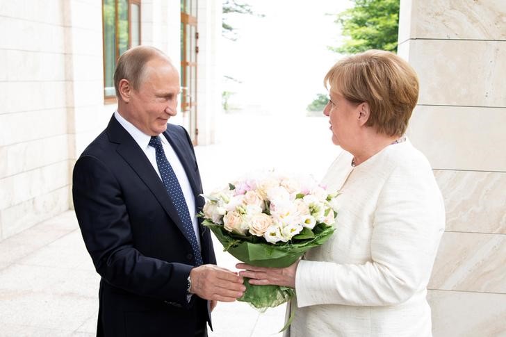 © Reuters. Russian President Putin welcomes German Chancellor Merkel in Sochi