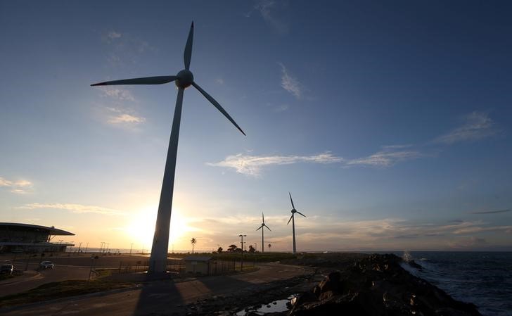 © Reuters. Turbina eólica em praia de Fortaleza, Ceará