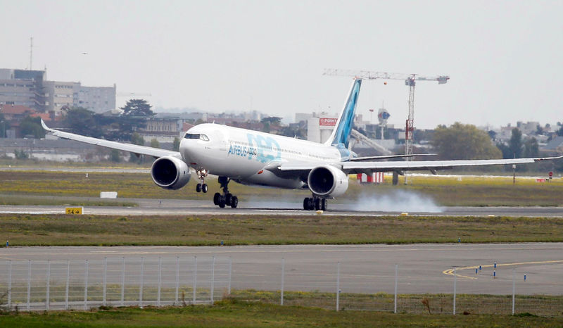 © Reuters. FILE PHOTO: An Airbus A330neo aircraft lands during its maiden flight event in Colomiers near Toulouse
