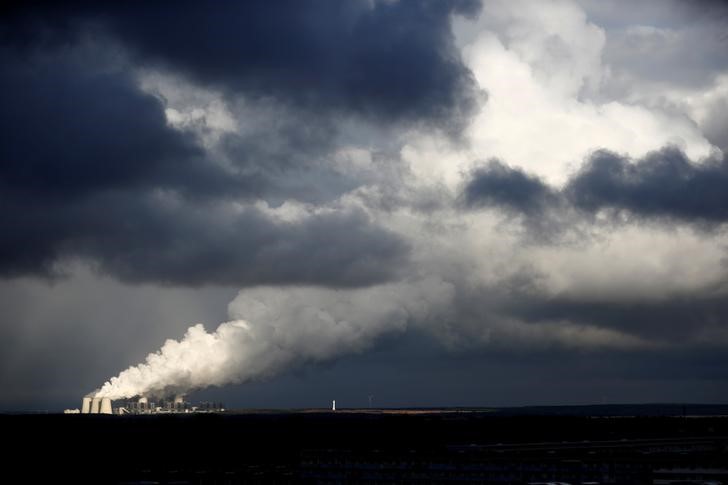 © Reuters. Smoke rises from the coal power plant in Jaenschwalde