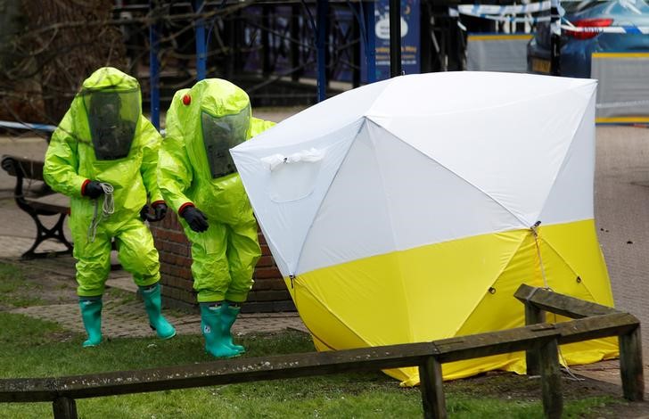 © Reuters. FILE PHOTO: The forensic tent, covering the bench where Sergei Skripal and his daughter Yulia were found, is repositioned by officials in protective suits in the centre of Salisbury