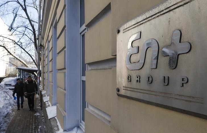 © Reuters. FILE PHOTO: The logo of En+ Group is seen on a building in central Moscow