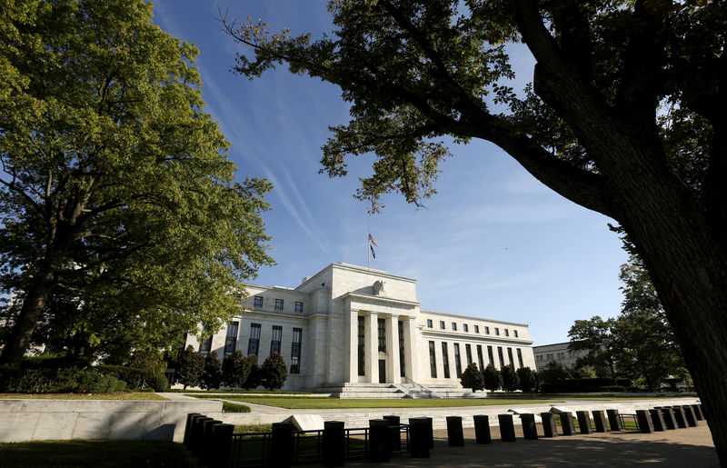 © Reuters. FILE PHOTO: The Federal Reserve building in Washington