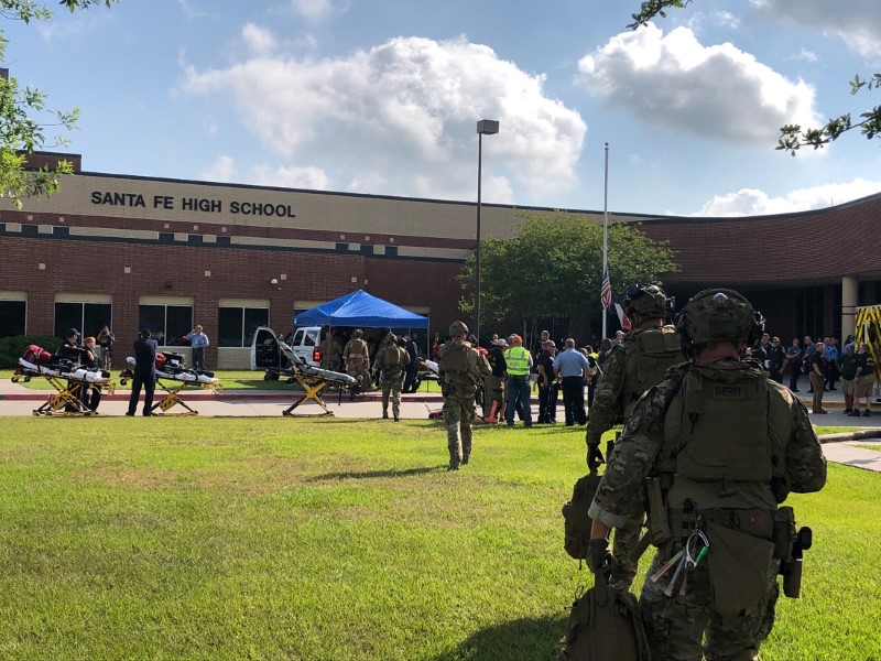 © Reuters. Agentes chegam a escola de Santa Fé, no Texas