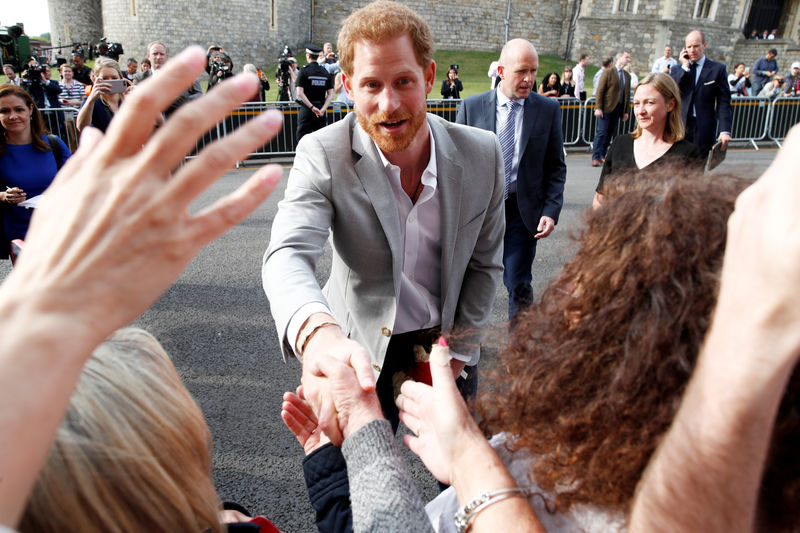 © Reuters. Príncipe Harry cumprimenta fãs em Windsor