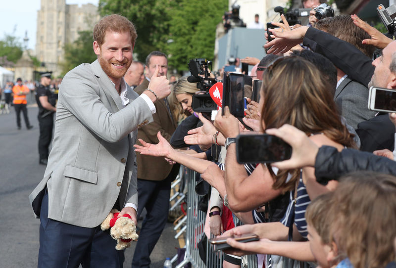 © Reuters. Príncipe Harry cumprimenta fãs em Windsor