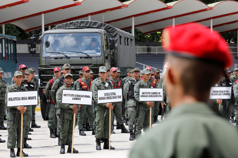 © Reuters. حصري-تزايد هروب الجنود من الخدمة مع اقتراب الانتخابات في فنزويلا